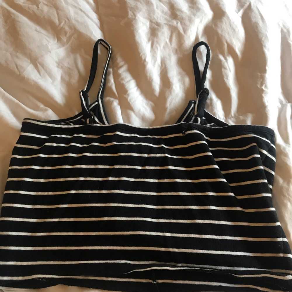 black and white keyhole crop top - Picture 3 of 4